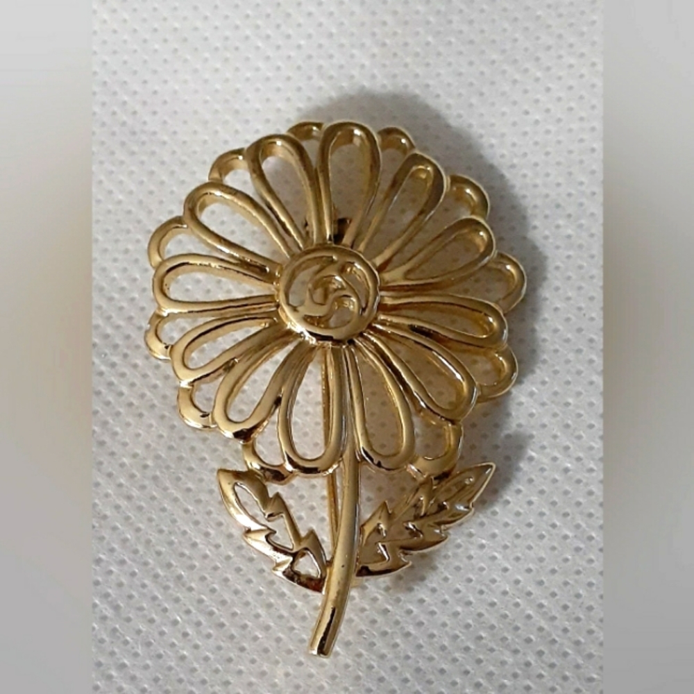 Vintage AJC Gold Tone Openwork Daisy Floral Brooch/Pin
